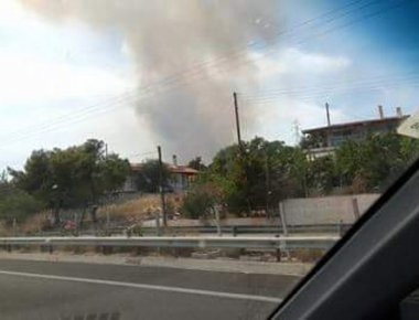 Κινέτα: Μεγάλη φωτιά απειλεί κατοικίες- Στο νοσοκομείο δύο ηλικιωμένοι (φωτό, βίντεο) (upd)